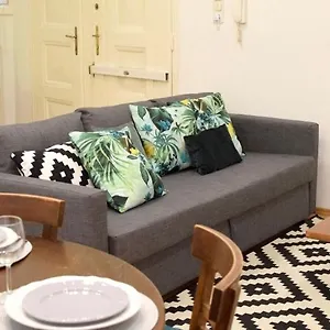 Imola's Place In Downtown By The Danube Apartment